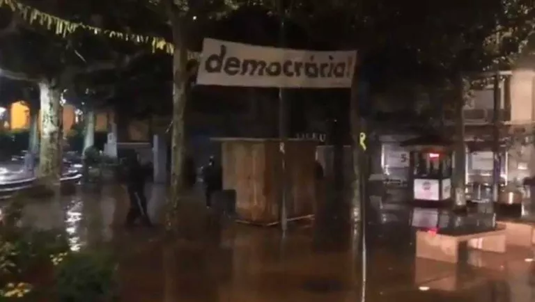 Encaputxats retiren llaços grocs a Tàrrega i la ciutadania els torna a posar