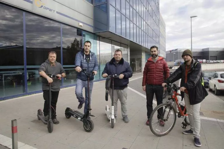 Els usuaris de patinets elèctrics i ciclistes demanen paralitzar l’ordenança de circulació