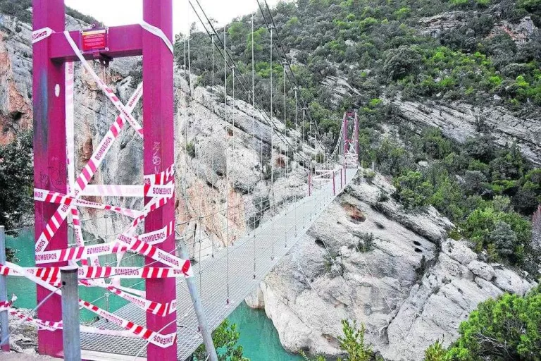La passarel·la de Mont-rebei, tancada tot i que està arreglada