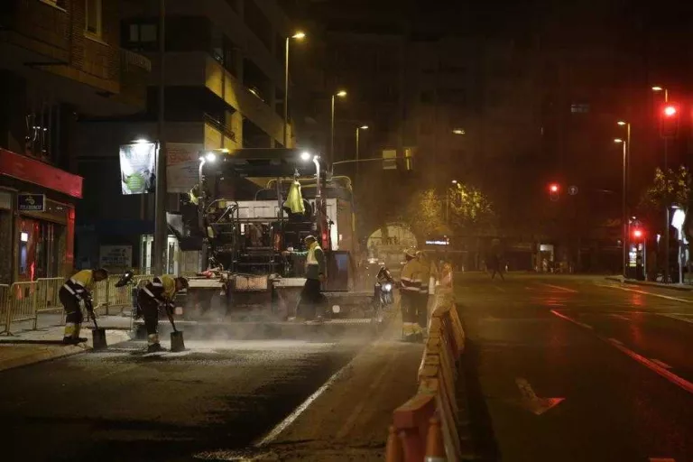Una nit més d’obres a l’avinguda Catalunya