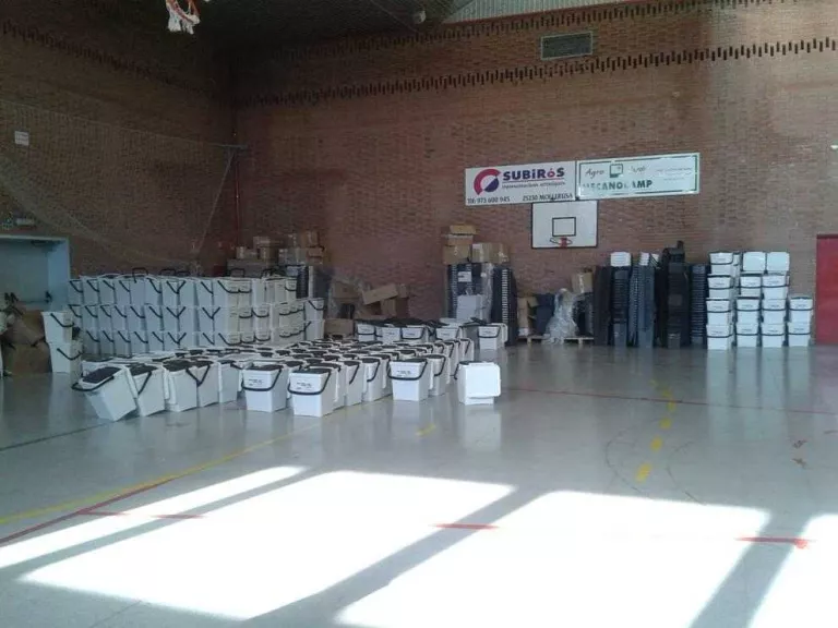 Desenes de cubells per repartir a Alfarràs a un dia d’aplicar-se el porta a porta