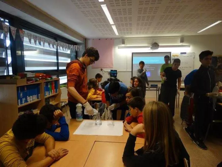 Tallers lúdics per practicar ciència a l'institut La Mitjana de Lleida
