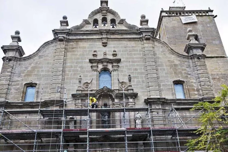 Culminen els treballs de recuperació de la façana de la col·legiata de Guissona