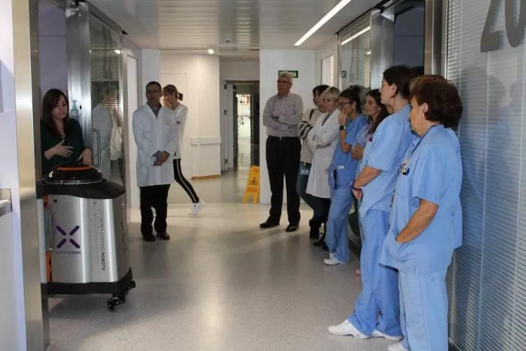 Robot contra les infeccions a l’Arnau i el Santa Maria
