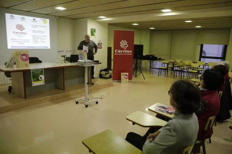 Més de 600 tones de roba recollides als contenidors de Càritas aquest any