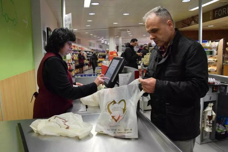 La Seu d’Urgell evitarà l’ús de dos milions de bosses de plàstic als comerços