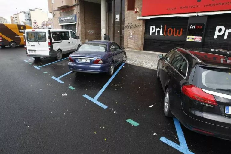Pinten aparcaments de zona blava massa estrets a Pardinyes