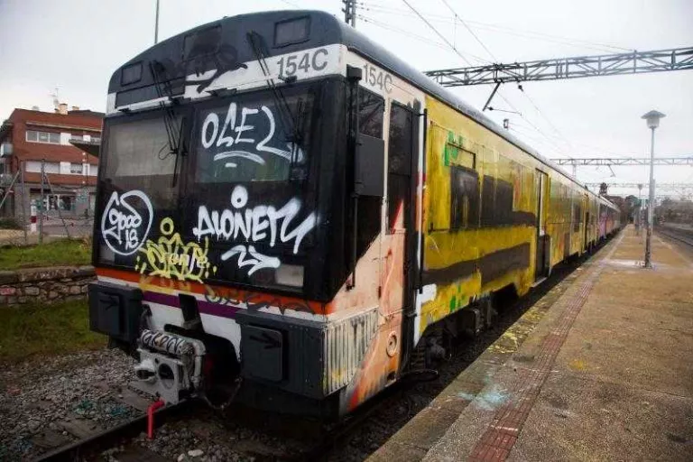 Nou atac de grafiters contra el tren a Cervera