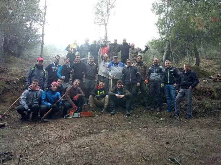 Una trentena de voluntaris netegen la serra de Rosselló