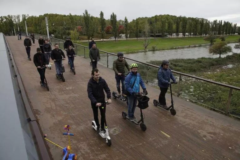 La Paeria ratifica el veto als patinets a la calçada