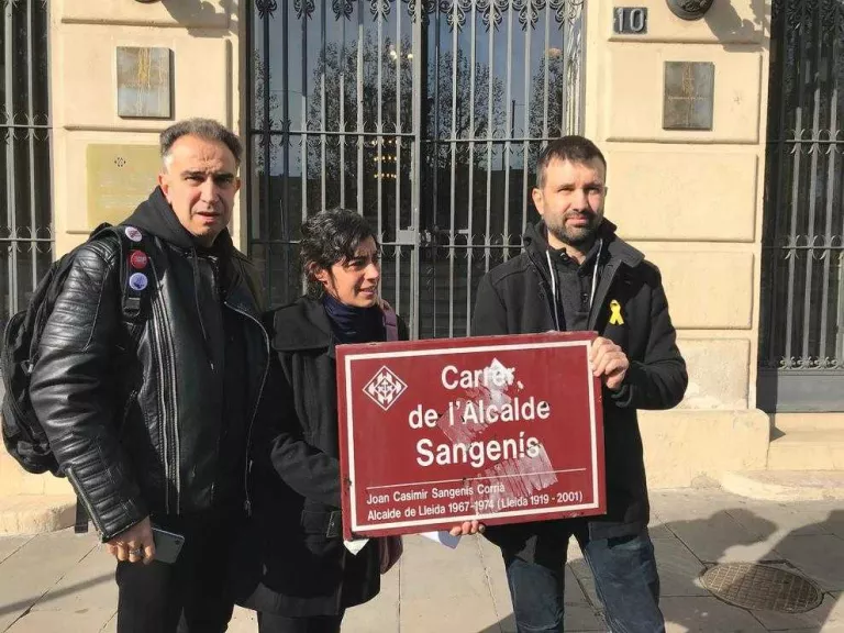 La Crida entrega la placa d’Alcalde Sangenís a l’arxiu municipal