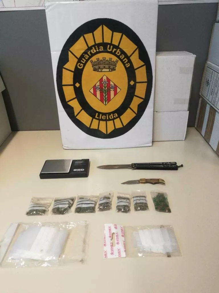 Un menor pega i intenta apunyalar a un urbà durant una persecució