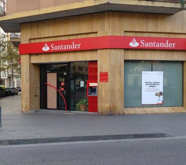 Diversos encaputxats roben en una entitat bancària de l’Escorxador