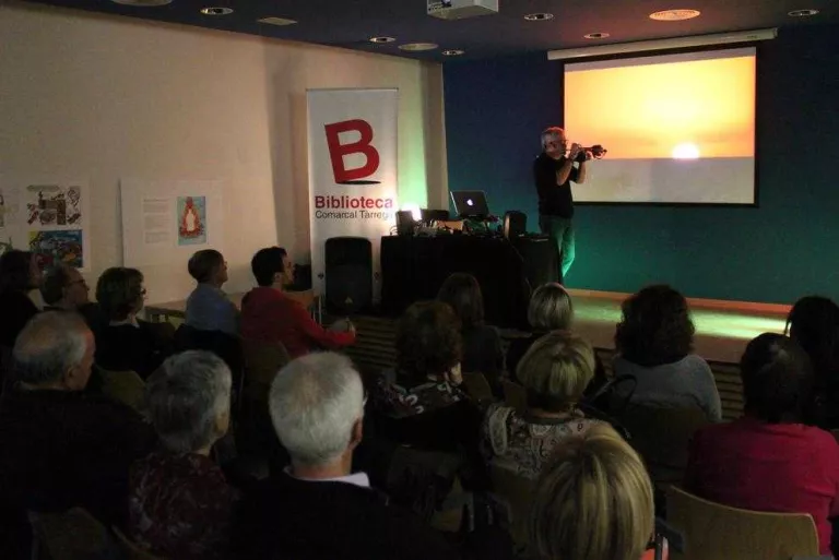La Biblioteca de Tàrrega celebra el 24 aniversari amb Lluís Fortuny