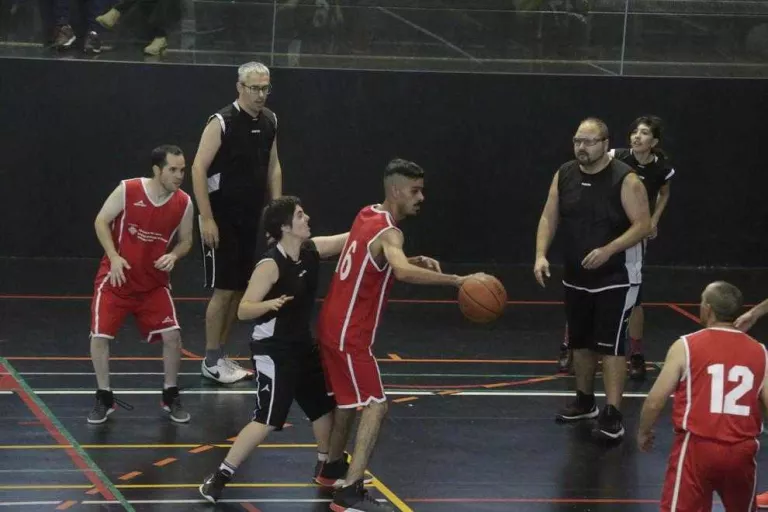 Lliçó de bàsquet a favor de la integració
