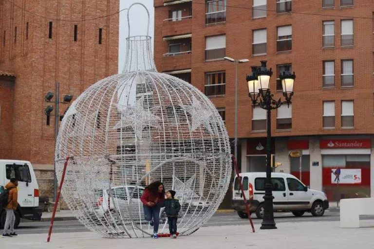 Decoració nadalenca de sis metres d'altura per estrenar el centre comercial de Mollerussa