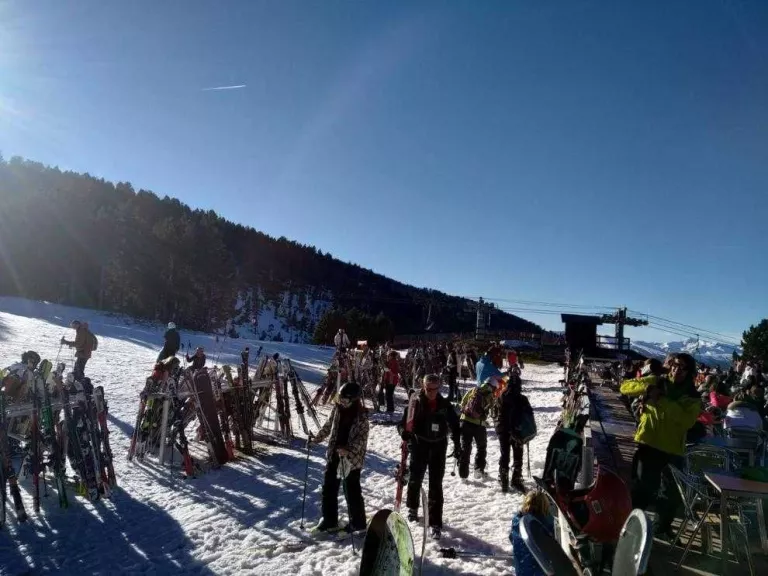 Les pistes garanteixen la pràctica de l'esquí malgrat les altes temperatures del pont