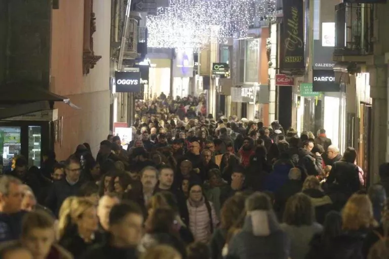 Festiu d’obertura amb més passejants que compradors