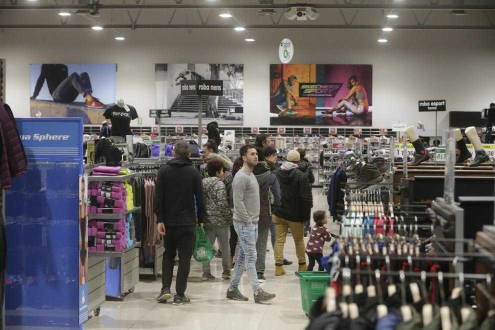 Festiu d’obertura amb més passejants que compradors