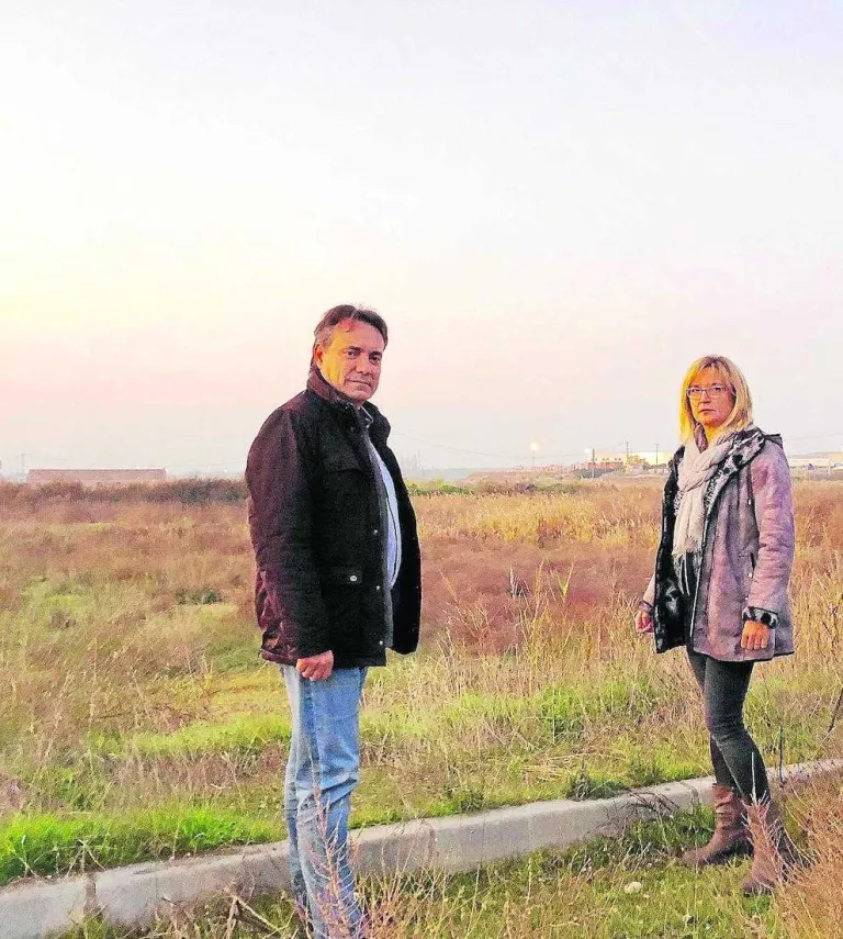 L’alcalde, Josep Ibarz, i la regidora d’Urbanisme, Montse Noró.