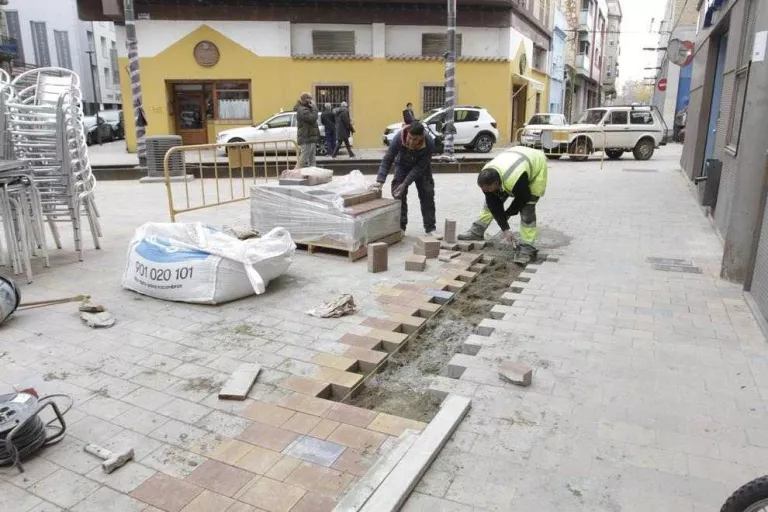Refan un tram mal pavimentat a Lleida