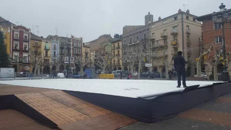 Treballs per instal·lar la pista de gel de Balaguer