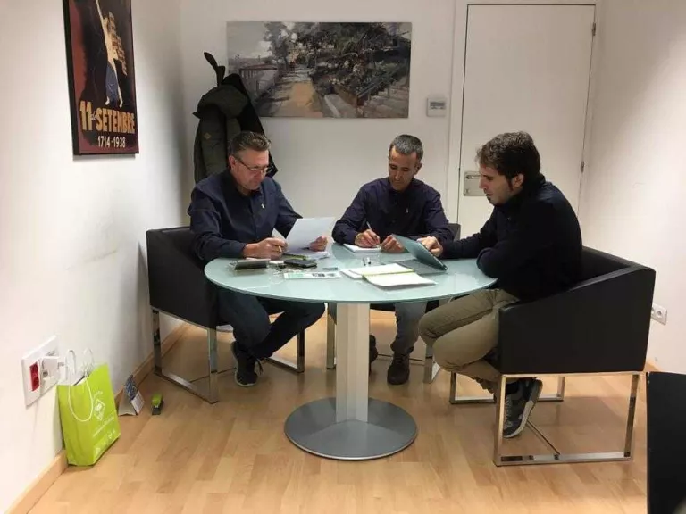 Desenes d’ajuntaments mantenen l’activitat el 6-D
