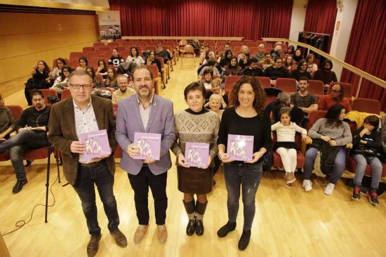 Presenten un conte infantil per ensenyar què són les discapacitats auditives