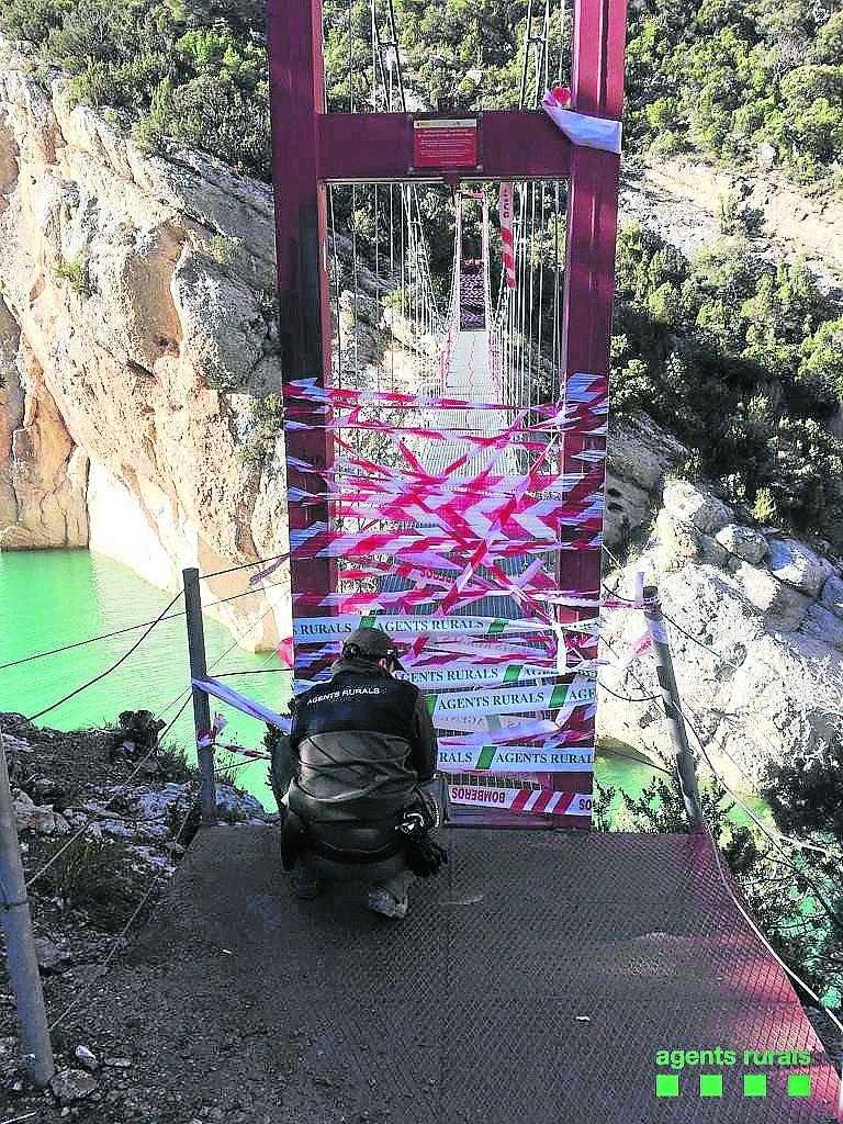 Forts precintes a Mont-rebei per evitar l'ús de la passarel·la