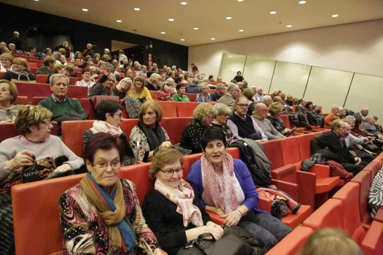 Tradicional torronada dels jubilats a la Llotja de Lleida