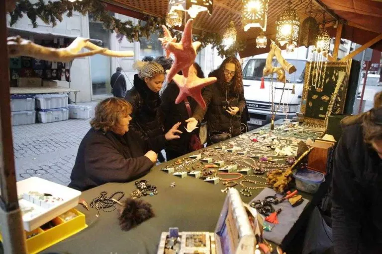 Unes 40 parades omplen Democràcia i Remolins