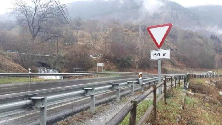 Controlen l’estabilitat d’un pont de l’N-230 a Aran