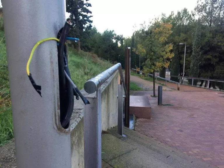 La Paeria instal·la sistemes antirobatori de cable de llum