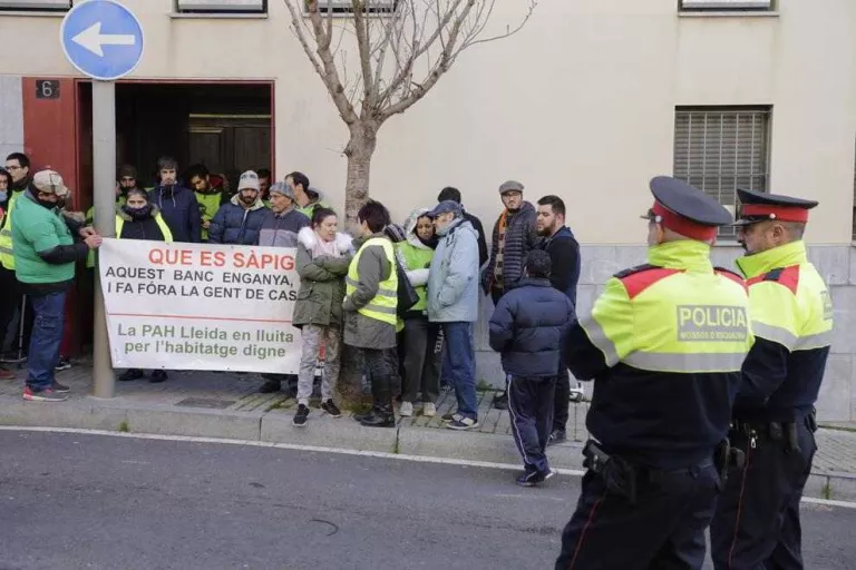La PAH atura dos desnonaments i ocupa la seu de serveis socials