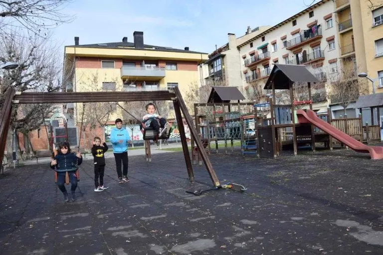La Seu d'Urgell renova la zona infantil de la plaça de les Moreres de la capital