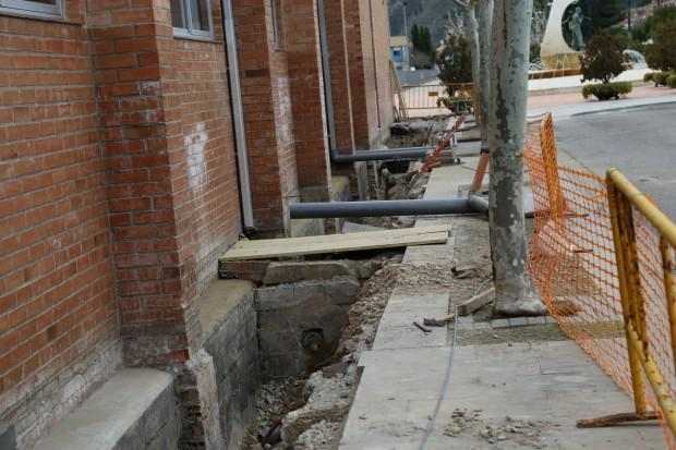 Treballs per a la reparació de goteres al poliesportiu de Mequinensa