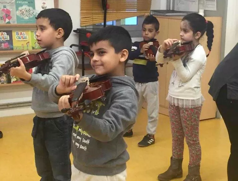 Alumnes del Magí Morera aprenen a tocar instruments gràcies a un taller