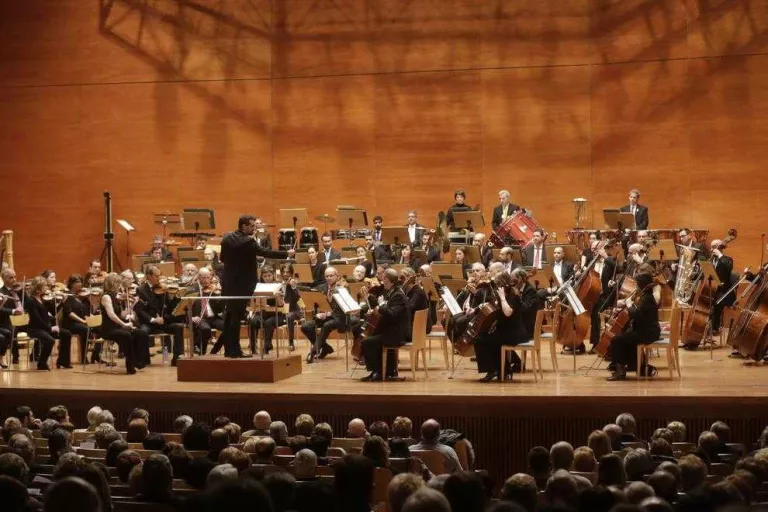 Valsos i danses omplen l’Auditori