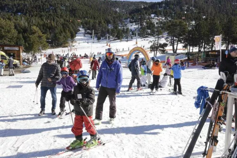 Més de 5.600 persones a les pistes, que tot i la calor aguanten