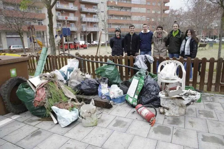 Una ONG recull 200 quilos de residus a la Mitjana