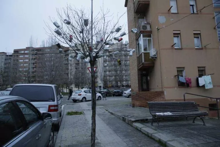 Arbres ‘adornats’ amb llaunes de cervesa a Balàfia