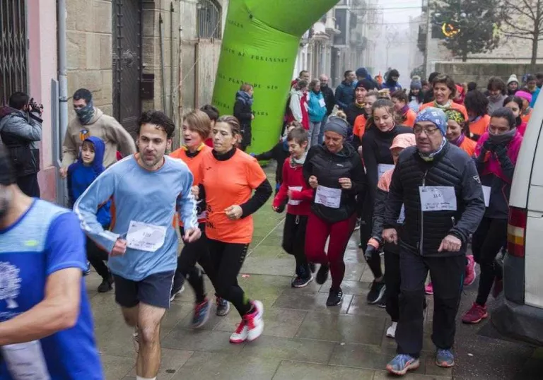 Guissona viu la tercera Sant Silvestre romana i solidària