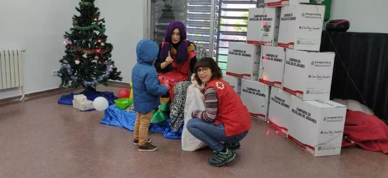 Creu Roja reparteix uns 6.000 joguets a nens i nenes de la província