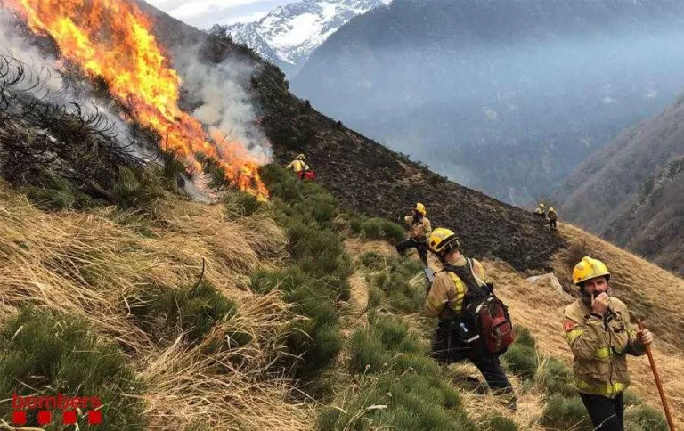 Controlat l’incendi a Arties que ha calcinat 240 hectàrees de pastures