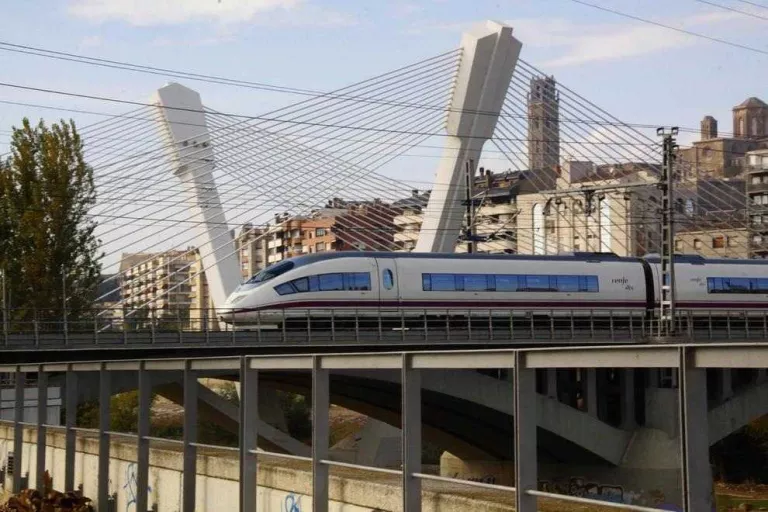 Reprenen el projecte de l'AVE 'low-cost' entre Madrid i Barcelona sense detallar si pararà a Lleida