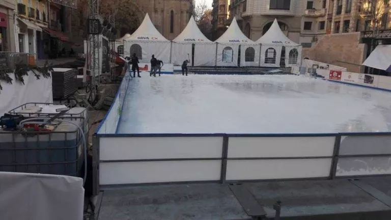 Desmunten la pista de patinatge sobre gel de la plaça Sant Joan