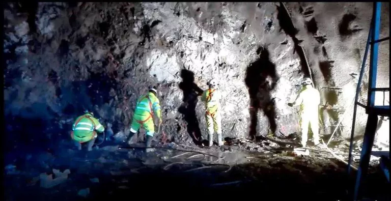 Excaven Tres Ponts pels dos costats