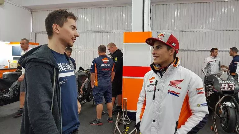 Primera imatge de Marc Màrquez i Jorge Lorenzo al box d'Honda
