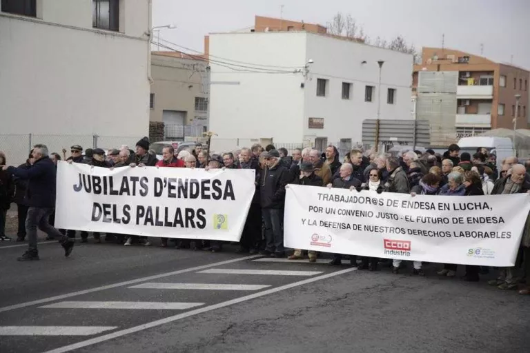 Jubilats i treballadors d’Endesa porten al jutge la “pèrdua de drets”