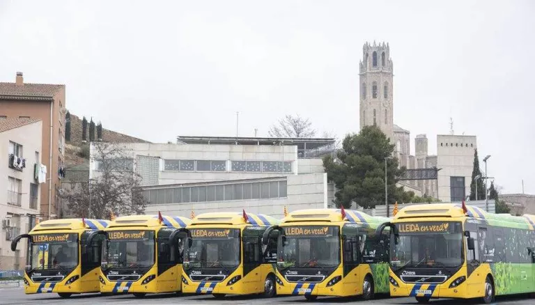 Estrenen 5 busos híbrids i la línia L-7 en guanya un en hores punta
